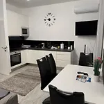 Ilk Apartment *